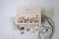 Load image into Gallery viewer, Erinnerungskiste mit bunten Tieren aus Holz personalisiert | Geschenkidee zur Taufe, Geburt, Start in den Kindergarten und vieles mehr by Woodlandkid - Erinnerungskisten - Boxes & Bins