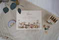 Load image into Gallery viewer, Erinnerungskiste mit bunten Tieren aus Holz personalisiert | Geschenkidee zur Taufe, Geburt, Start in den Kindergarten und vieles mehr by Woodlandkid - Erinnerungskisten - Boxes & Bins
