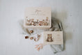 Load image into Gallery viewer, Erinnerungskiste mit bunten Tieren aus Holz personalisiert | Geschenkidee zur Taufe, Geburt, Start in den Kindergarten und vieles mehr by Woodlandkid - Erinnerungskisten - Boxes & Bins