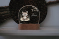 Load image into Gallery viewer, Nachtlicht "Waschbär" personalisiert aus Acryl, Holzfuß Gravur, Babygeschenk Geburt, Kinderzimmer, Persönliches Geschenk zur Taufe by Woodlandkid - Nachtlichter - Night Lights