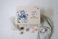 Load image into Gallery viewer, Personalisierte Erinnerungskiste "Krake" | Zum aufbewahren und dekorieren | Geschenkidee zur Taufe oder Geburt by Woodlandkid - Erinnerungskisten - Boxes & Bins