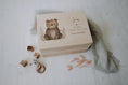 Bild in Galerie-Betrachter laden, Erinnerungskiste Bär aus Holz personalisiert | Geschenkidee zur Taufe, Geburt, Start in den Kindergarten und vieles mehr by Woodlandkid - Erinnerungskisten - Boxes & Bins