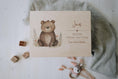Bild in Galerie-Betrachter laden, Erinnerungskiste Bär aus Holz personalisiert | Geschenkidee zur Taufe, Geburt, Start in den Kindergarten und vieles mehr by Woodlandkid - Erinnerungskisten - Boxes & Bins