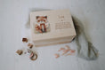 Load image into Gallery viewer, Erinnerungskiste Fuchs personalisiert mit eurem Wunschtext | Zum aufbewahren, dekorieren oder als Geschenkidee zur Taufe oder Geburt by Woodlandkid - Erinnerungskisten - Boxes & Bins