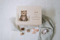 Bild in Galerie-Betrachter laden, Erinnerungskiste Bär aus Holz personalisiert | Geschenkidee zur Taufe, Geburt, Start in den Kindergarten und vieles mehr by Woodlandkid - Erinnerungskisten - Boxes & Bins