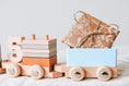 Bild in Galerie-Betrachter laden, Holzspielzeug-Eisenbahn mit Bausteinen beladen und Geschenken, schadstofffrei, gefertigt aus nachhaltigem Holz, dekorativ und lehrreich.