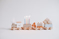 Bild in Galerie-Betrachter laden, Holz-Eisenbahn mit Bauklötzen, Blau und Naturfarben, perfekt für Kinder ab 12 Monaten. Zeigt Schiebelokomotive und Waggons mit Zahlen von 1-5.