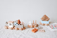 Bild in Galerie-Betrachter laden, Lokomotive mit Waggons aus Holz, kinderfreundliche Farben auf Wasserbasis, ideal zur Förderung der Kreativität.