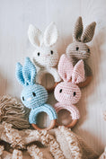 Bild in Galerie-Betrachter laden, Greifring mit Personalisierung - Geschenk zur Geburt für Jungen und Mädchen, Beißen und Greifen personalisiertes Taufgeschenk by Woodlandkid - Baby - Rattles