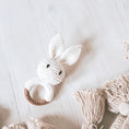 Bild in Galerie-Betrachter laden, Greifring mit Personalisierung - Geschenk zur Geburt für Jungen und Mädchen, Beißen und Greifen personalisiertes Taufgeschenk by Woodlandkid - Baby - Rattles