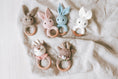 Bild in Galerie-Betrachter laden, Greifring Reh mit Namen - Geschenk zur Geburt für Jungen und Mädchen, Beißen und Greifen personalisiertes Taufgeschenk by Woodlandkid - Baby - Rattles