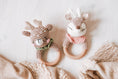 Bild in Galerie-Betrachter laden, Greifring Reh mit Namen - Geschenk zur Geburt für Jungen und Mädchen, Beißen und Greifen personalisiertes Taufgeschenk by Woodlandkid - Baby - Rattles