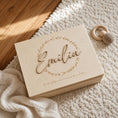 Bild in Galerie-Betrachter laden, Erinnerungskiste Holz personalisiert mit Namen | Erinnerungsbox Baby mit Blätterkranz | Holzkiste mit Deckel | Geschenk Geburt Taufe by Woodlandkid - Erinnerungskisten - Boxes & Bins