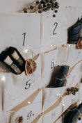 Load image into Gallery viewer, Adventskalender Kinder mit Namen zum Befüllen, Stoff Baumwolle 90x60 cm, 24 Taschen | Personalisiertes Weihnachtsgeschenk Kinder by Woodlandkid - Christmas - Advent Calendars