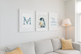 Load image into Gallery viewer, Pinguin Wandbilder Set mit Name personalisiert | Einzelbild | Kinderzimmer | Geschenk Tiere Bilder Kinder Babyzimmer Wanddeko Kunstdruck