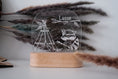 Load image into Gallery viewer, Personalisierte "Tipi Waschbär" Nachtlampe aus Holz und Acryl, Geschenke zu Geburt, Geschenkideen, Kinderzimmer, Geburtstagsgeschenk