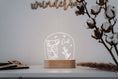 Load image into Gallery viewer, LED Nachtlicht Bärchen personalisiert auf Holz und Acryl, Geschenke zur Geburt oder Taufe, Deko fürs Kinderzimmer, Nachttischlampe, LED