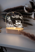 Load image into Gallery viewer, Personalisierte "Tipi Waschbär" Nachtlampe aus Holz und Acryl, Geschenke zu Geburt, Geschenkideen, Kinderzimmer, Geburtstagsgeschenk