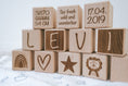 Bild in Galerie-Betrachter laden, Holzwürfel personalisiertes Geschenk Geburt - mit Namen, Daten und zuckersüssen Motiven zur Individualisierung aus regionalem Buchenholz