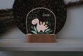 Bild in Galerie-Betrachter laden, Schlummerlicht "Bunter Dino" aus Acryl, Sockel personalisiert, Baby Zimmer, Personalisiertes Geschenk zur Taufe, Geschenke Kinder, LED Lampe