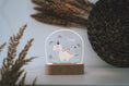 Bild in Galerie-Betrachter laden, Schlummerlicht "Bunter Dino" aus Acryl, Sockel personalisiert, Baby Zimmer, Personalisiertes Geschenk zur Taufe, Geschenke Kinder, LED Lampe