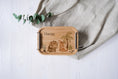 Bild in Galerie-Betrachter laden, personalisierte Lunchbox aus Edelstahl mit Holzdeckel | Brotdose für Kinder "Dinofreunde" | Geschenk zum Kindergartenstart, Einschulung