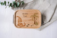 Load image into Gallery viewer, Edelstahl Bento Lunchbox mit Bambusdeckel | Personalisierte Brotzeit Dose in Dino Design | Geburtstag, Wandern, Schulausflug