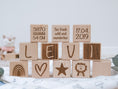 Bild in Galerie-Betrachter laden, Holzwürfel personalisiertes Geschenk Geburt - mit Namen, Daten und zuckersüssen Motiven zur Individualisierung aus regionalem Buchenholz