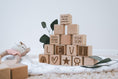 Bild in Galerie-Betrachter laden, Holzwürfel personalisiertes Geschenk Geburt - mit Namen, Daten und zuckersüssen Motiven zur Individualisierung aus regionalem Buchenholz