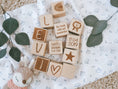 Bild in Galerie-Betrachter laden, Holzwürfel personalisiertes Geschenk Geburt - mit Namen, Daten und zuckersüssen Motiven zur Individualisierung aus regionalem Buchenholz