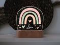 Bild in Galerie-Betrachter laden, Nachtlicht "Regenbogen" personalisiert aus Acryl, Holzfuß Gravur, Babygeschenk Mädchen, Kinderzimmer, Taufe