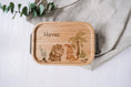 Bild in Galerie-Betrachter laden, personalisierte Lunchbox aus Edelstahl mit Holzdeckel | Brotdose für Kinder "Dinofreunde" | Geschenk zum Kindergartenstart, Einschulung