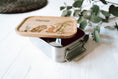 Bild in Galerie-Betrachter laden, personalisierte Lunchbox aus Edelstahl mit Holzdeckel | Brotdose für Kinder "Dinofreunde" | Geschenk zum Kindergartenstart, Einschulung