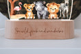 Bild in Galerie-Betrachter laden, Nachtlicht "Savanne" personalisiert aus Acryl, Holzfuß Gravur, Babygeschenk Geburt, Kinderzimmer, Persönliches Geburtstagsgeschenk, Taufe
