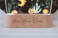 Load image into Gallery viewer, Nachtlicht "Seepferd" personalisiert aus Acryl, Holzfuß Gravur, Babygeschenk Geburt, Kinderzimmer, Persönliches Geburtstagsgeschenk, Taufe