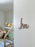 Load image into Gallery viewer, Namensschild fürs Kinderzimmer | Wanddeko mit eurem persönlichem Namen | 3D Schriftzug aus Holz