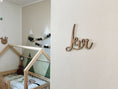 Load image into Gallery viewer, Namensschild fürs Kinderzimmer | Wanddeko mit eurem persönlichem Namen | 3D Schriftzug aus Holz