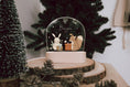 Bild in Galerie-Betrachter laden, naturbelassener LED Sockel aus Holz mit Acrylglas mit weihnachtlichem buntem Tiermotiv Hase und Eichhörnchen mit geschneken personalisierbar