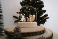 Bild in Galerie-Betrachter laden, Weihnachtslicht mit Sockel aus Holz mit Acrylglas mit weihnachtlichem buntem Tiermotiv personalisierbar