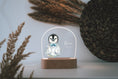 Load image into Gallery viewer, angeschaltetes Acrylglas Nachtlicht mit süßem Pinguin
