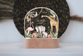 Load image into Gallery viewer, Nachtlicht "Dschungel" in bunt personalisiert, Holzfuß Gravur, Babygeschenk Geburt, Kinderzimmer, Persönliches Geburtstagsgeschenk, Taufe by Woodlandkid - Nachtlichter - Night Lights