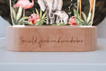 Load image into Gallery viewer, Nachtlicht "Dschungel" in bunt personalisiert, Holzfuß Gravur, Babygeschenk Geburt, Kinderzimmer, Persönliches Geburtstagsgeschenk, Taufe by Woodlandkid - Nachtlichter - Night Lights