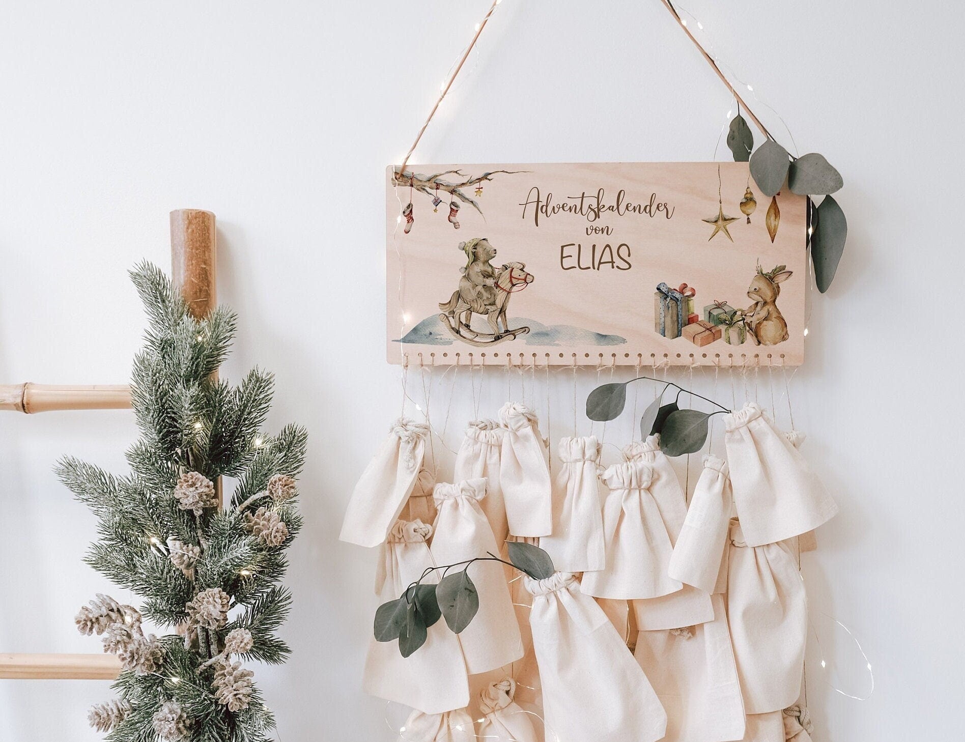 Personalisierter nachhaltiger Adventskalender mit 24 Jutebeuteln zum selbstbefüllen für Kinder. Weihnachtliches Motiv mit Tieren auf einem Schaukelpferd und Geschenken