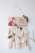 Load image into Gallery viewer, horizontale ansicht von Adventskalender aus Holz mit 24 Jutebeutel und Weihnachtsbär Motiv auf weißem Hintergrund
