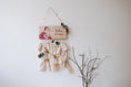 Load image into Gallery viewer, Adventskalender aus Holz mit 24 Jutebeutel und Weihnachtsbär Motiv auf weißem Hintergrund
