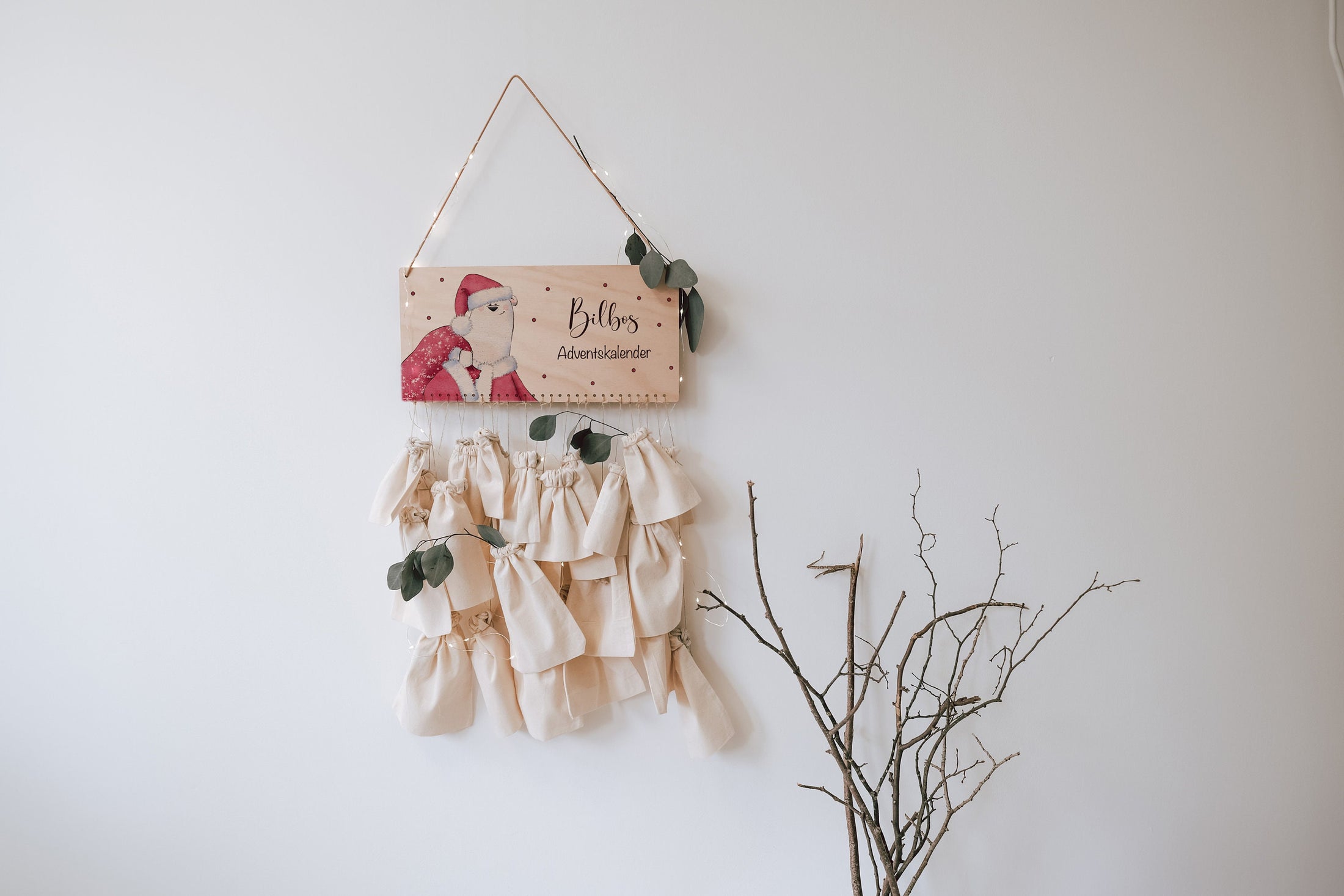Adventskalender aus Holz mit 24 Jutebeutel und Weihnachtsbär Motiv auf weißem Hintergrund