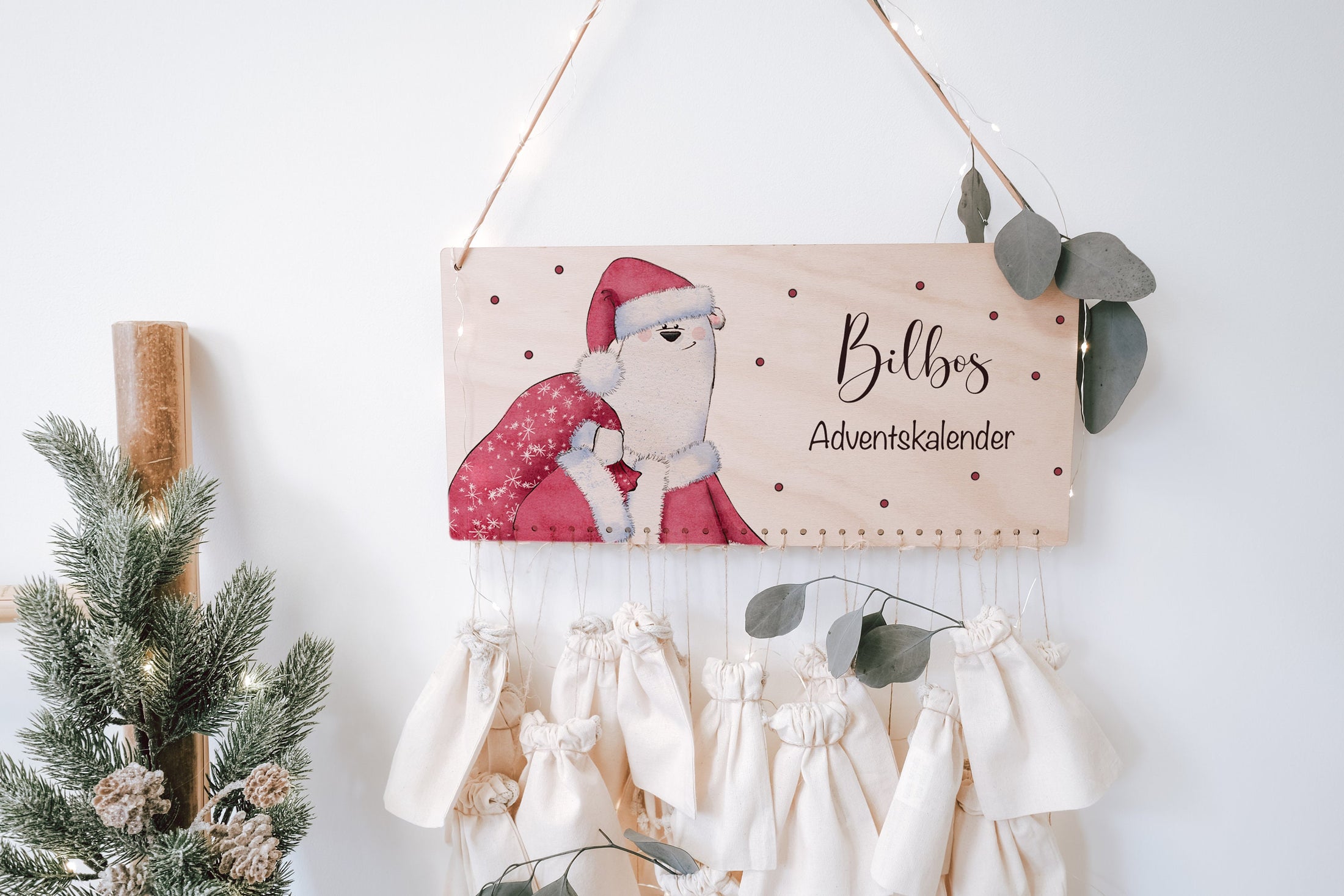 Nachhaltiger DIY Weihnachtskalender aus Holz mit 24 Jutebeutel und Weihnachtsbär Motiv