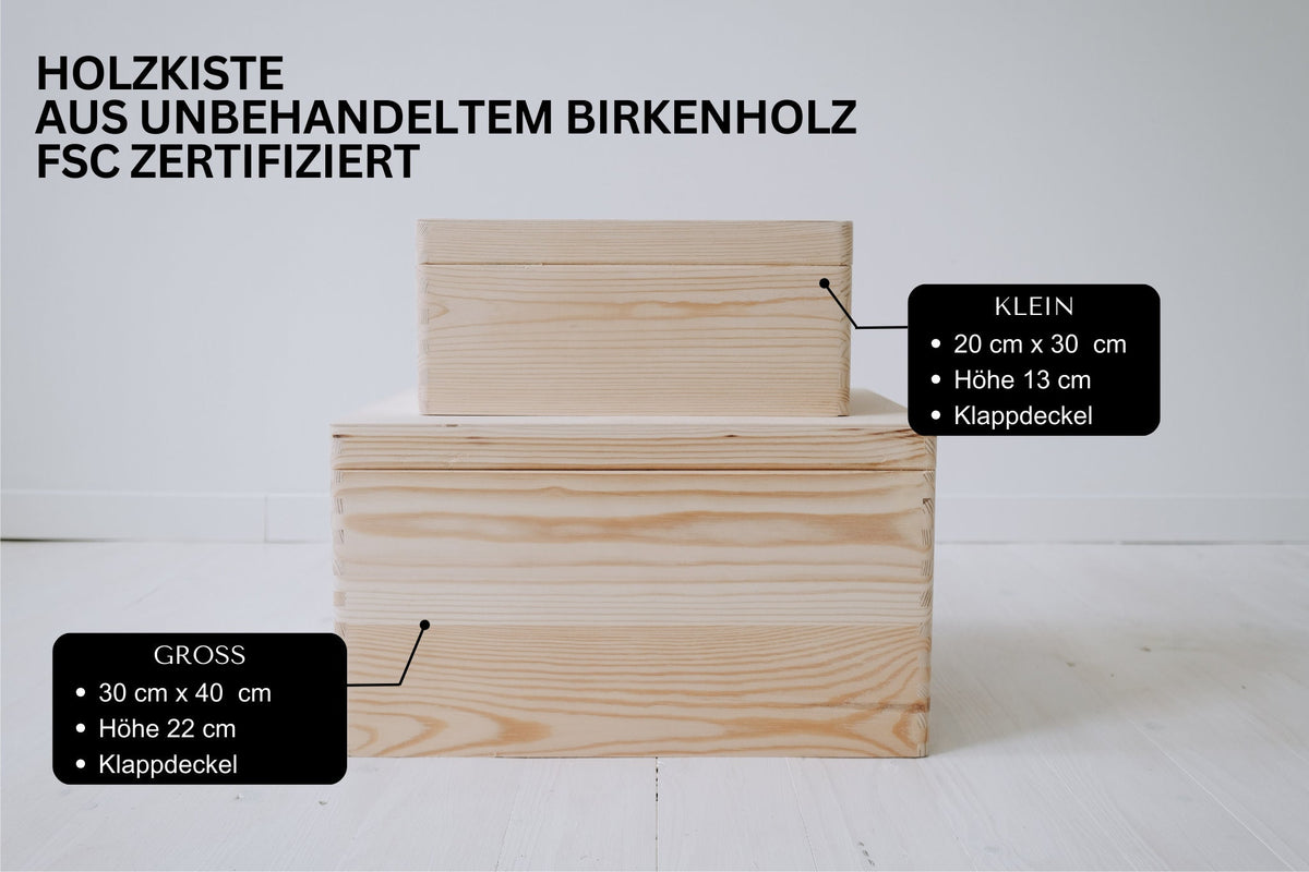 FSC-zertifizierte Holzkiste aus unbehandeltem Birkenholz, erhältlich in zwei Größen. Perfekt für nachhaltige Aufbewahrung mit Stil. Die kleine Kiste misst 20x30x13 cm, die große 30x40x22 cm, beide mit praktischem Klappdeckel. Ideal für umweltbewusste Ordnungsliebhaber, die natürliche Eleganz in ihr Zuhause bringen möchten.