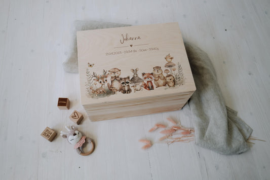 Erinnerungskiste mit bunten Tieren aus Holz personalisiert | Geschenkidee zur Taufe, Geburt, Start in den Kindergarten und vieles mehr by Woodlandkid - Erinnerungskisten - Boxes & Bins