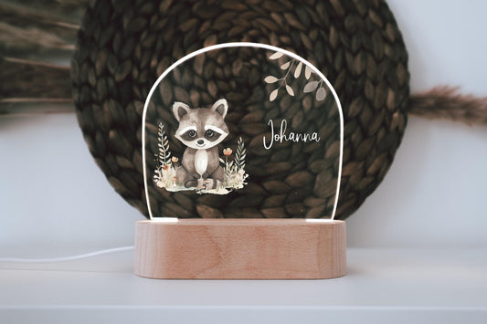 Nachtlicht "Waschbär" personalisiert aus Acryl, Holzfuß Gravur, Babygeschenk Geburt, Kinderzimmer, Persönliches Geschenk zur Taufe by Woodlandkid - Nachtlichter - Night Lights